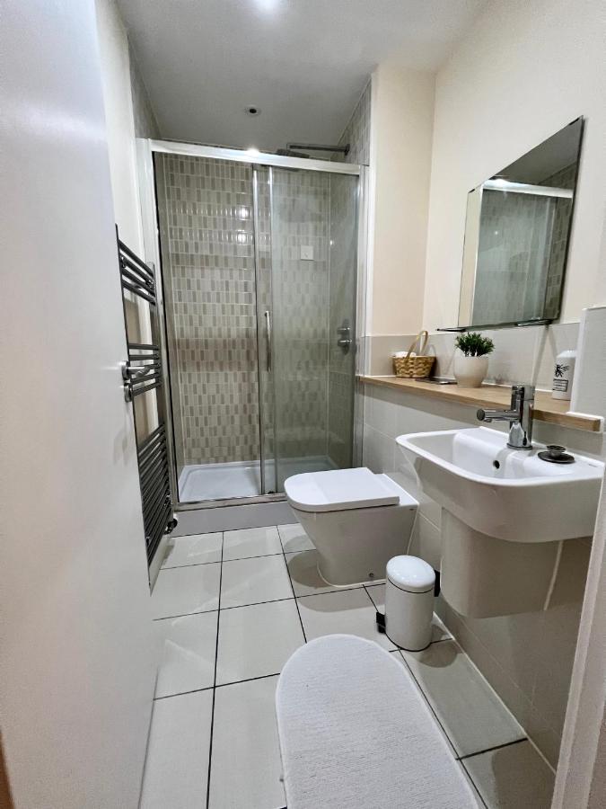 Spacious 2-Bedroom House With Free Parking Chatham  Exterior foto