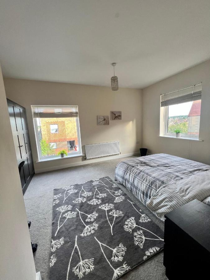 Spacious 2-Bedroom House With Free Parking Chatham  Exterior foto