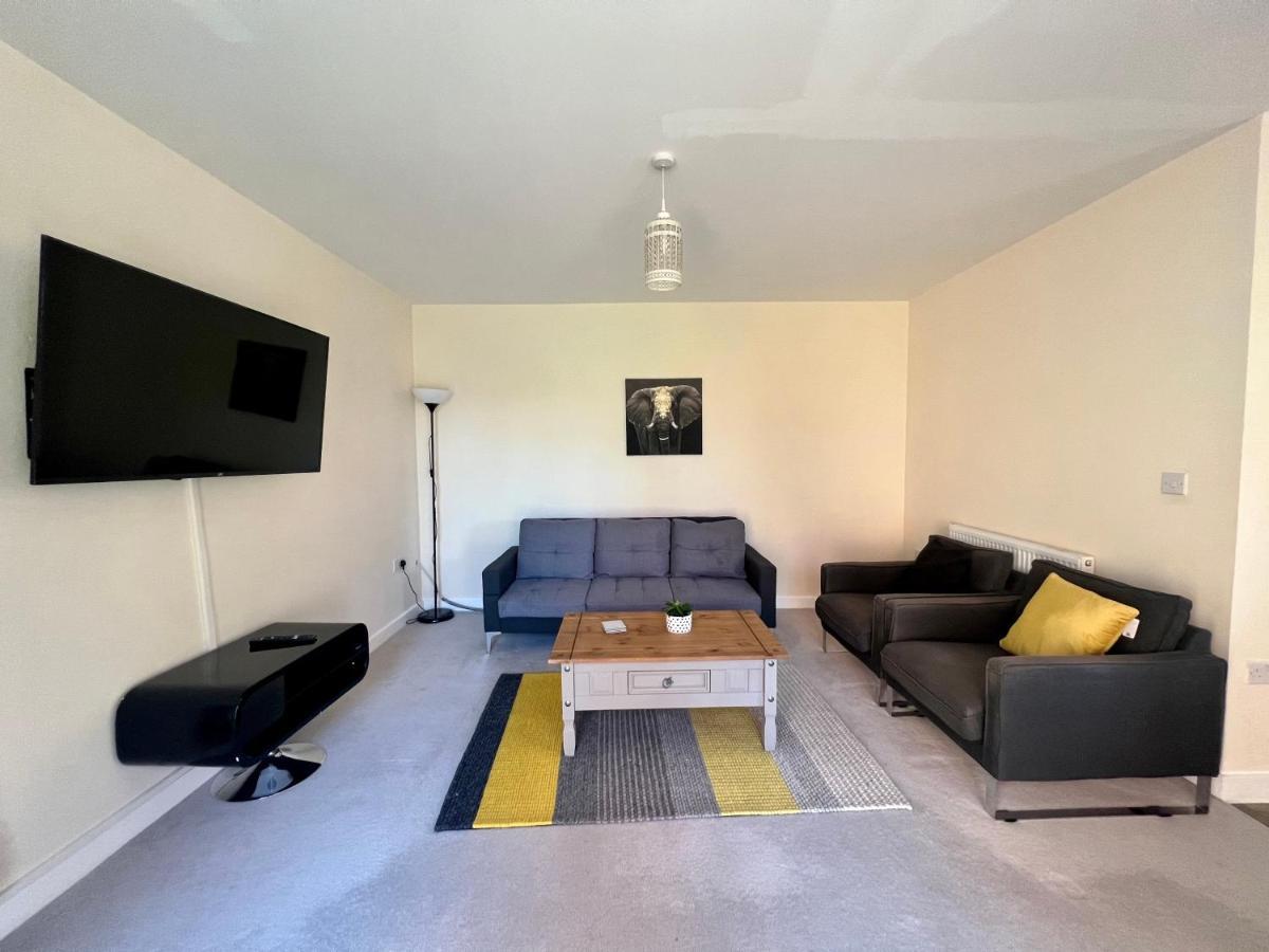 Spacious 2-Bedroom House With Free Parking Chatham  Exterior foto