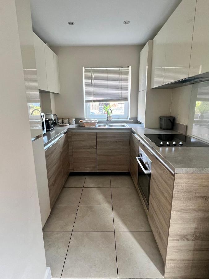 Spacious 2-Bedroom House With Free Parking Chatham  Exterior foto