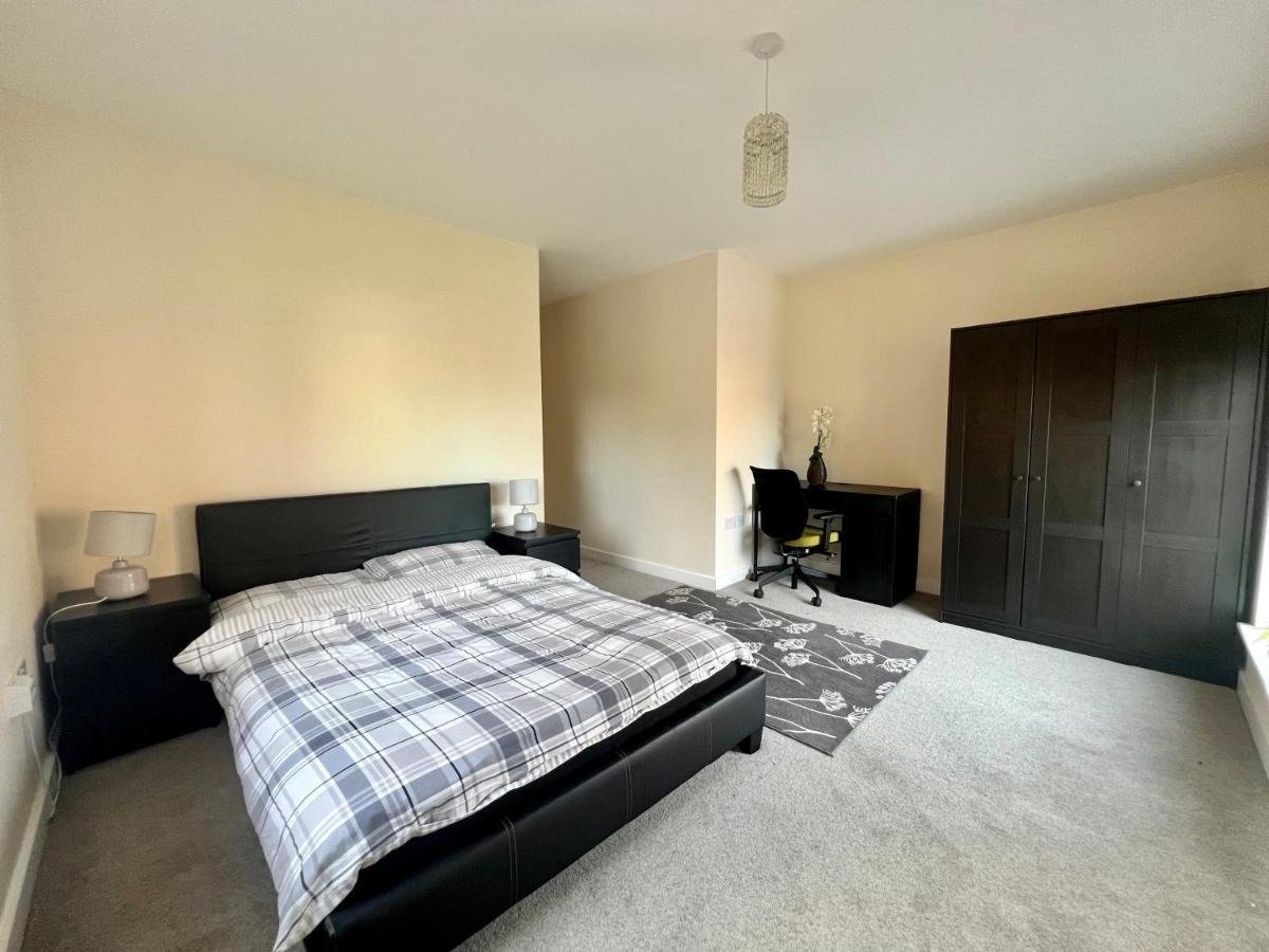 Spacious 2-Bedroom House With Free Parking Chatham  Exterior foto