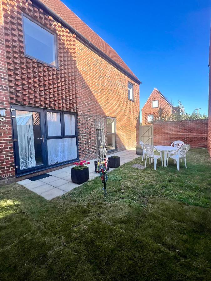 Spacious 2-Bedroom House With Free Parking Chatham  Exterior foto
